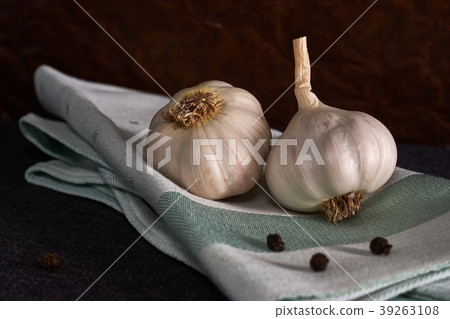 Garlic on a napkin. Food background. Garlics Garlic on a napkin. Food background. Garlics 39263108