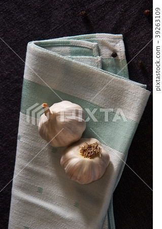 Garlic and black pepper on the napkin on table top Garlic and black pepper on the napkin on table top 39263109