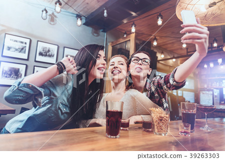 Positive nice friends taking a photo 39263303