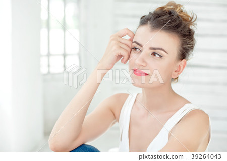 Close-up thoughtful young woman. 39264043
