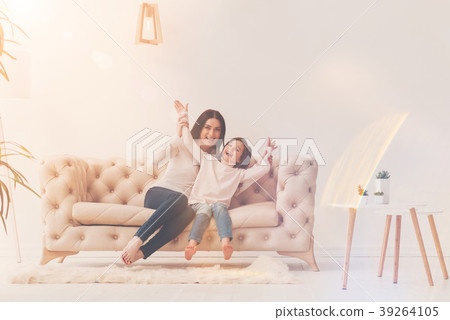 Inventive artistic mom entertaining her kid Inventive artistic mom entertaining her kid 39264105