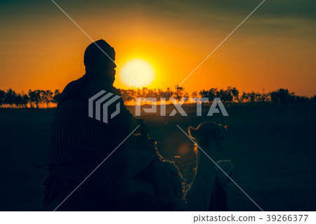 Sunset in the Sahara desert - Douz, Tunisia. Sunset in the Sahara desert - Douz, Tunisia. 39266377
