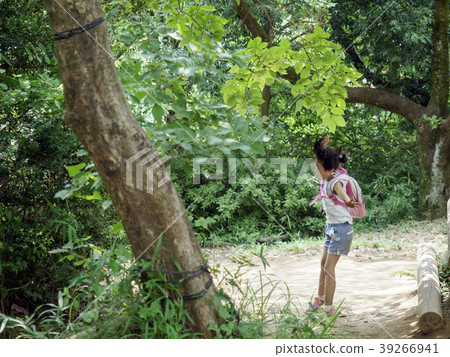 跳起用兩隻手的女孩 39266941