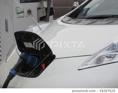Electric car under charge 39267020