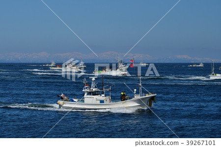 Taking a picture of a scallop fishing boat looking around the early spring of Hokkaido Morimachi Sunohara Taking a picture of a scallop fishing boat looking around the early spring of Hokkaido Morimachi Sunohara 39267101