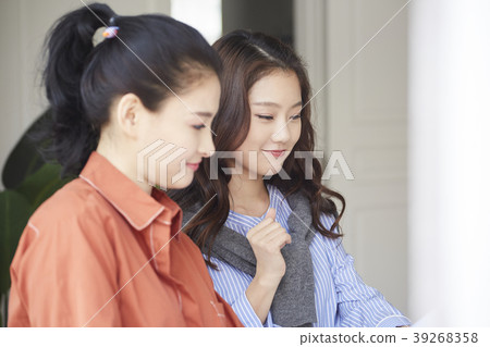 Roommate, share house, young woman, korean 39268358