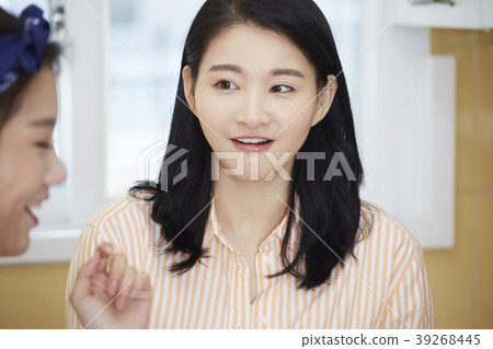 Roommate, share house, young woman, korean 39268445