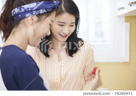 Roommate, share house, young woman, korean 39268451