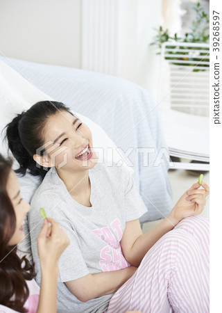 Roommate, share house, young woman, korean Roommate, share house, young woman, korean 39268597