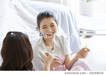 Roommate, share house, young woman, korean Roommate, share house, young woman, korean 39268658