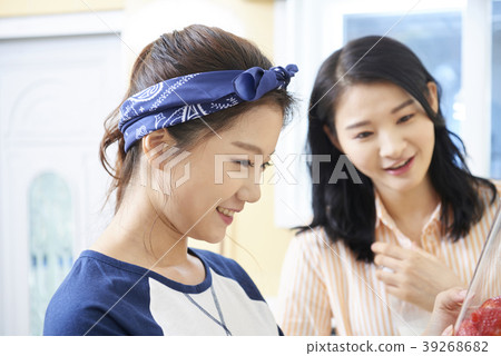 Roommate, share house, young woman, korean 39268682