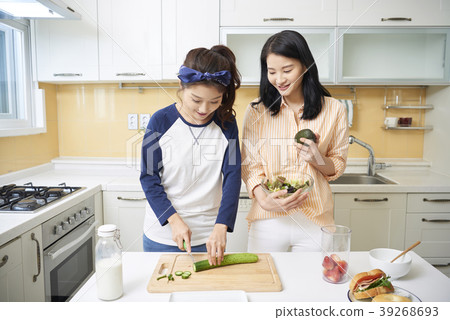 Roommate, share house, young woman, korean 39268693