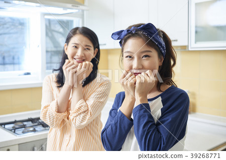 Roommate, share house, young woman, korean 39268771