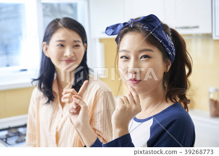 Roommate, share house, young woman, korean Roommate, share house, young woman, korean 39268773