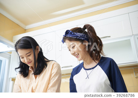 Roommate, share house, young woman, korean 39268786