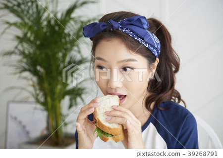 Life, Young Women, Korean Life, Young Women, Korean 39268791