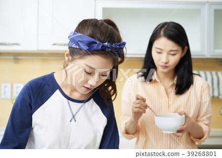 Roommate, share house, young woman, korean 39268801