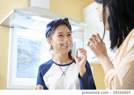 Roommate, share house, young woman, korean 39268805