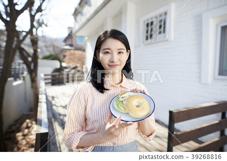 Life, Young Women, Korean 39268816