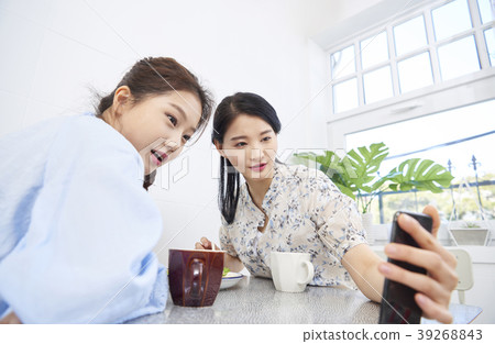 Roommate, share house, young woman, korean 39268843