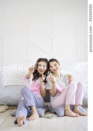 Roommate, share house, young woman, korean Roommate, share house, young woman, korean 39268980