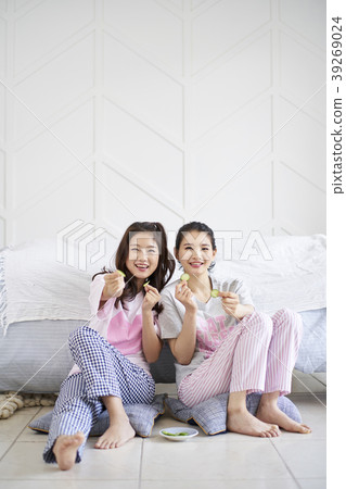 Roommate, share house, young woman, korean Roommate, share house, young woman, korean 39269024