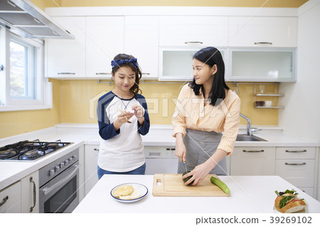 Roommate, share house, young woman, korean 39269102