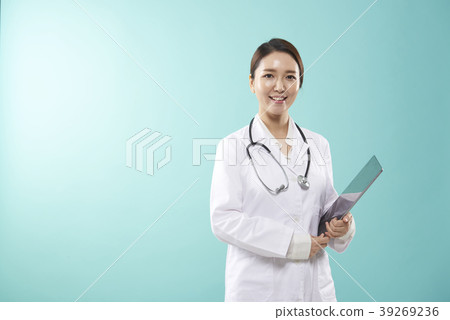 Female doctor Female doctor 39269236