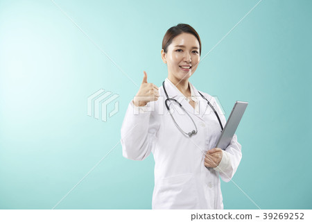 Female doctor Female doctor 39269252