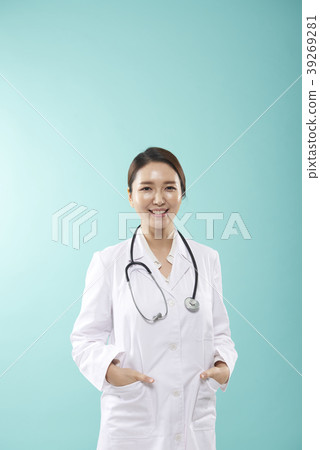 Female doctor 39269281