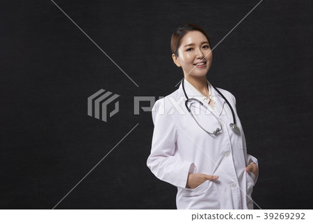 Female doctor Female doctor 39269292