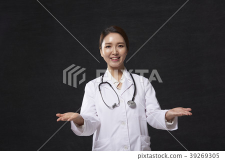 Female doctor Female doctor 39269305