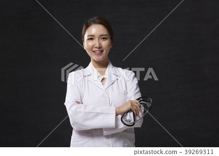 Female doctor Female doctor 39269311