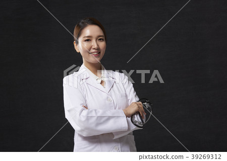 Female doctor 39269312