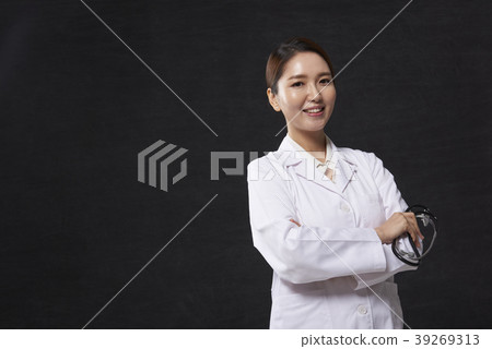 Female doctor 39269313