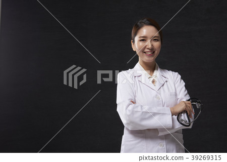 Female doctor Female doctor 39269315