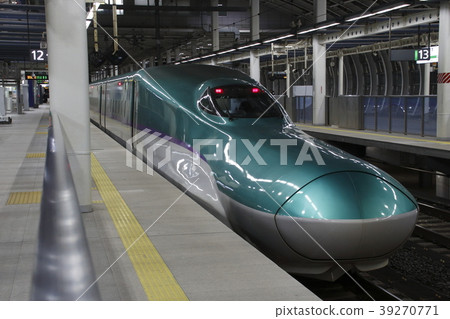 Hokkaido Shinkansen H5 train stopping at Hachinohe Station 39270771