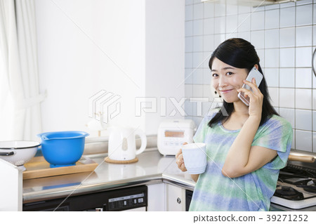 Young woman making phone call lifestyle holiday relaxing Young woman making phone call lifestyle holiday relaxing 39271252
