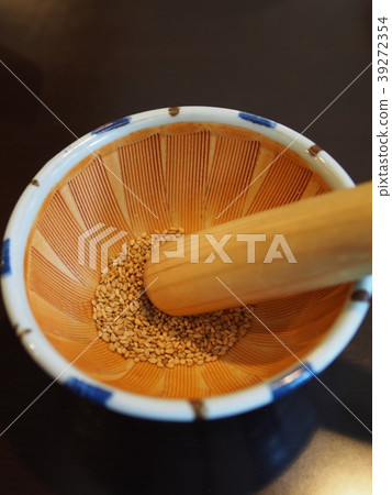 Sesame seeds 39272354