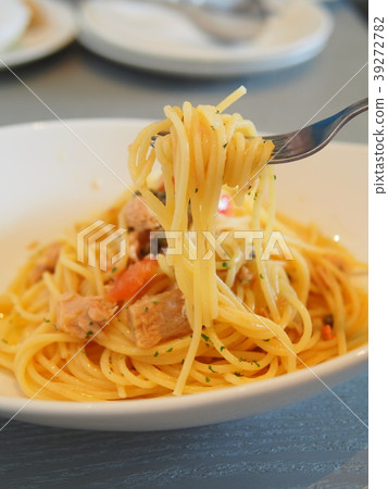 Spaghetti with tuna and capers Spaghetti with tuna and capers 39272782