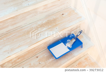 Painting an vintage stairs Painting an vintage stairs 39273012