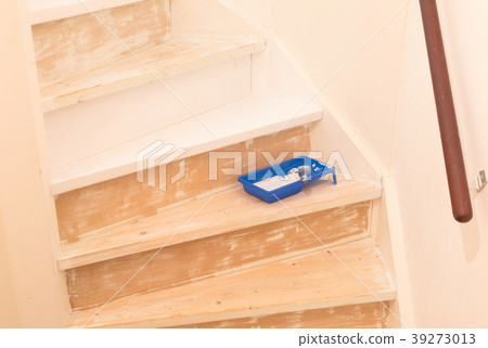 Painting an vintage stairs Painting an vintage stairs 39273013