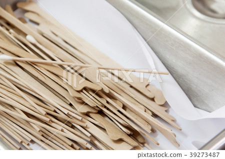 Wood Scrape tissue at the cervix 39273487