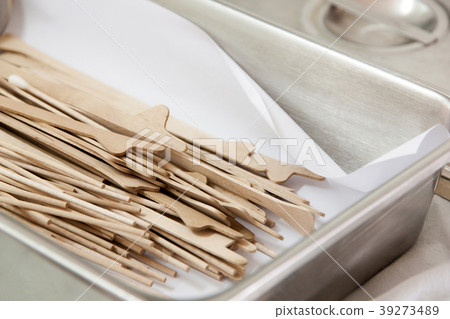 Wood Scrape tissue at the cervix 39273489