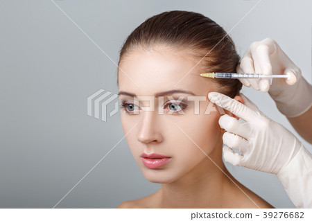 woman getting cosmetic injection woman getting cosmetic injection 39276682