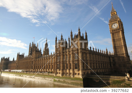 Big Ben and Westminster Bridge in London, UK. 39277682