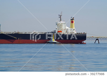 Tanker loading and unloading at Seaverse 39277986
