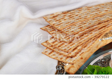 Glass of Passover wine and matzah closeup Glass of Passover wine and matzah closeup 39279122