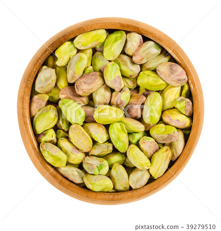 Shelled roasted pistachio kernels in wooden bowl Shelled roasted pistachio kernels in wooden bowl 39279510