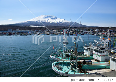 在早春拍攝北海道森町Sunahara港的風景,以雪景拍攝Sunaharadake的後視圖 在早春拍攝北海道森町Sunahara港的風景,以雪景拍攝Sunaharadake的後視圖 39279547